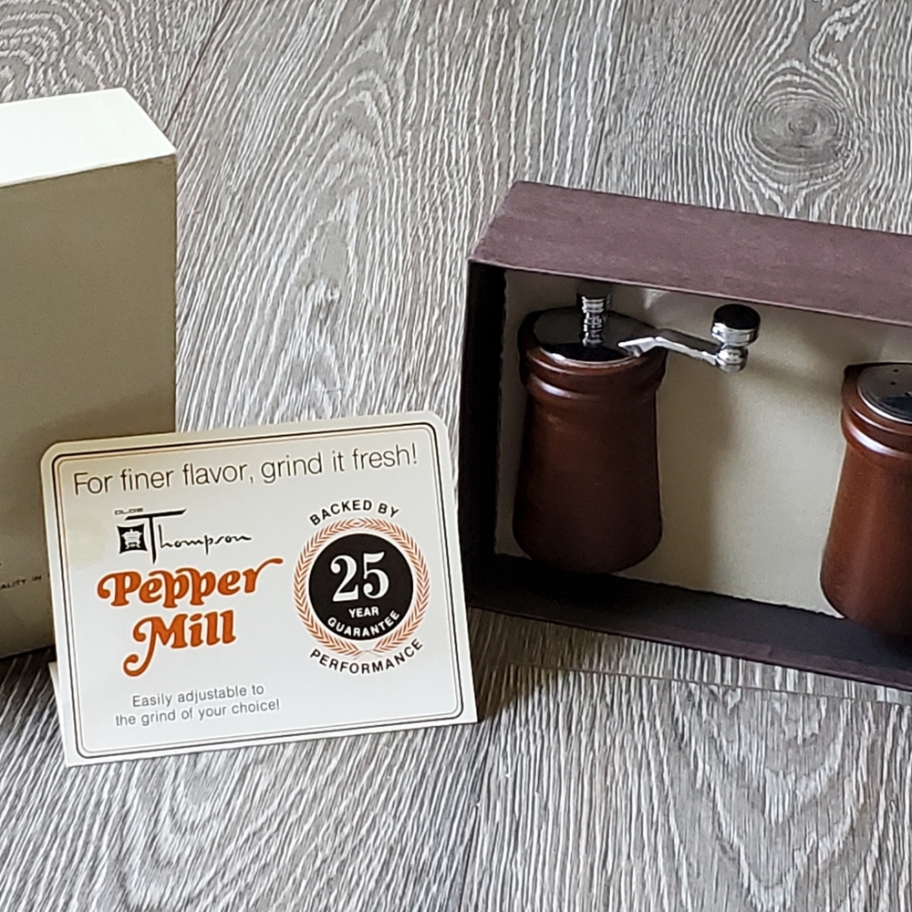 In box vintage Olde Thompson Salt & Pepper Mill shaker set walnut